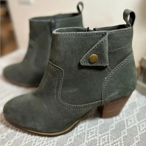 Diba Sophia Green Suede Ankle Boots. Size 7.5, 2 1/2” heel. Side Zipper. - Picture 1 of 9